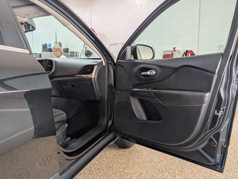 Used 2015 Jeep Cherokee Latitude w/ Cold Weather Group AWD/4WD image 20
