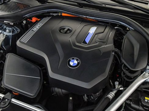 Certified 2022 BMW 530e w/ Premium Package image 30