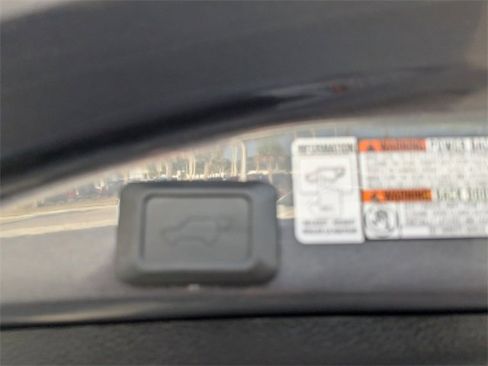 Used 2018 Toyota RAV4 Limited image 13