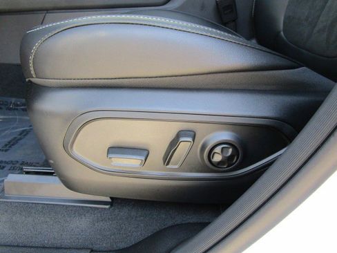 New 2025 Jeep Grand Cherokee Altitude image 12