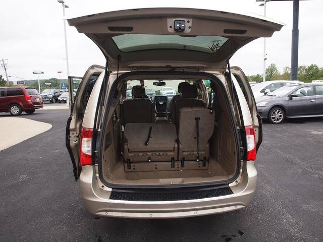 Used 2013 Chrysler Town & Country Touring-L w/ Entertainment Group #2 FWD image 5