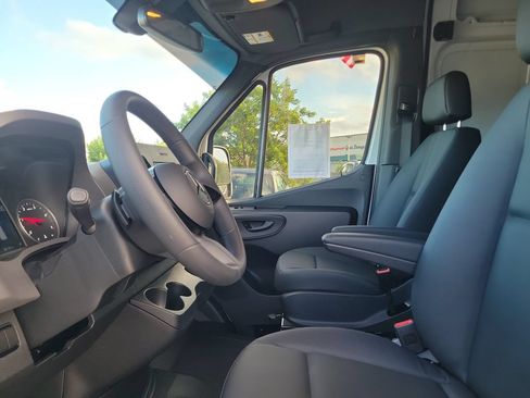 Used 2025 Mercedes-Benz Sprinter 2500 image 18