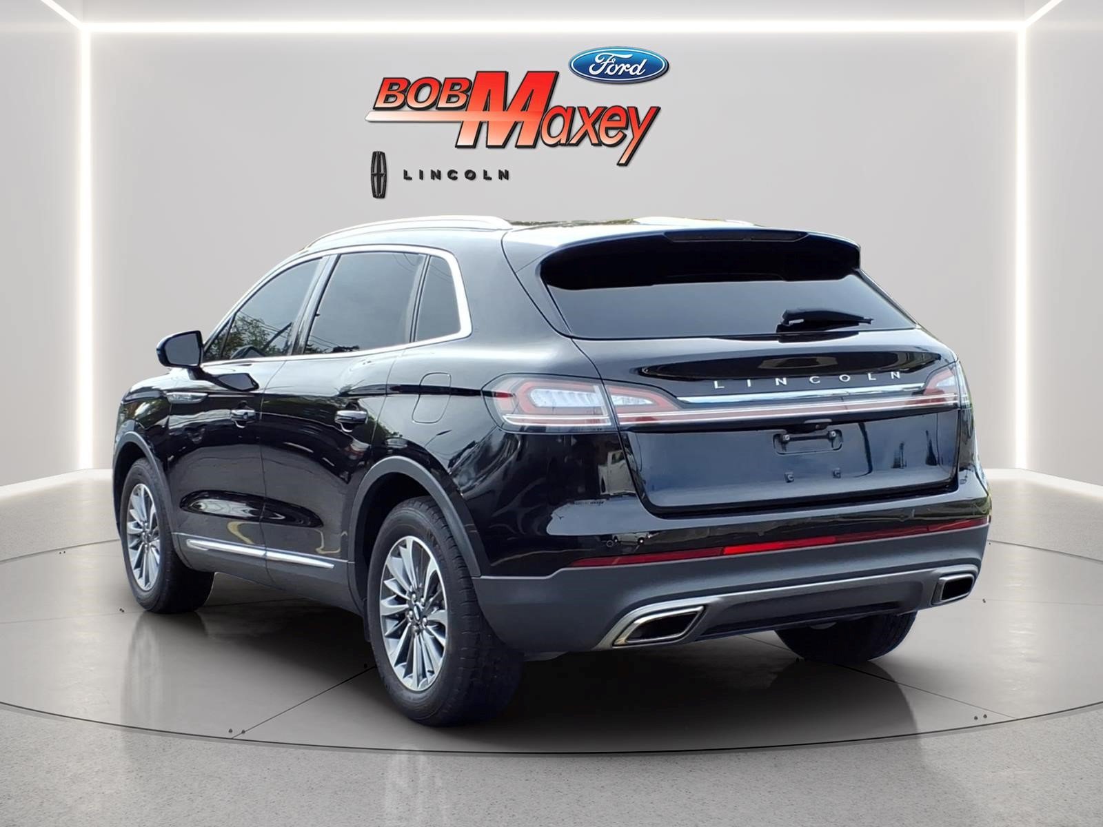 Used 2023 Lincoln Nautilus FWD w/ Premium Package image 6
