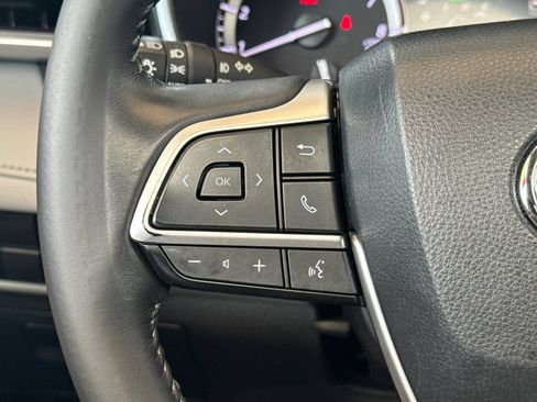 Used 2022 Toyota Highlander XLE AWD/4WD image 30