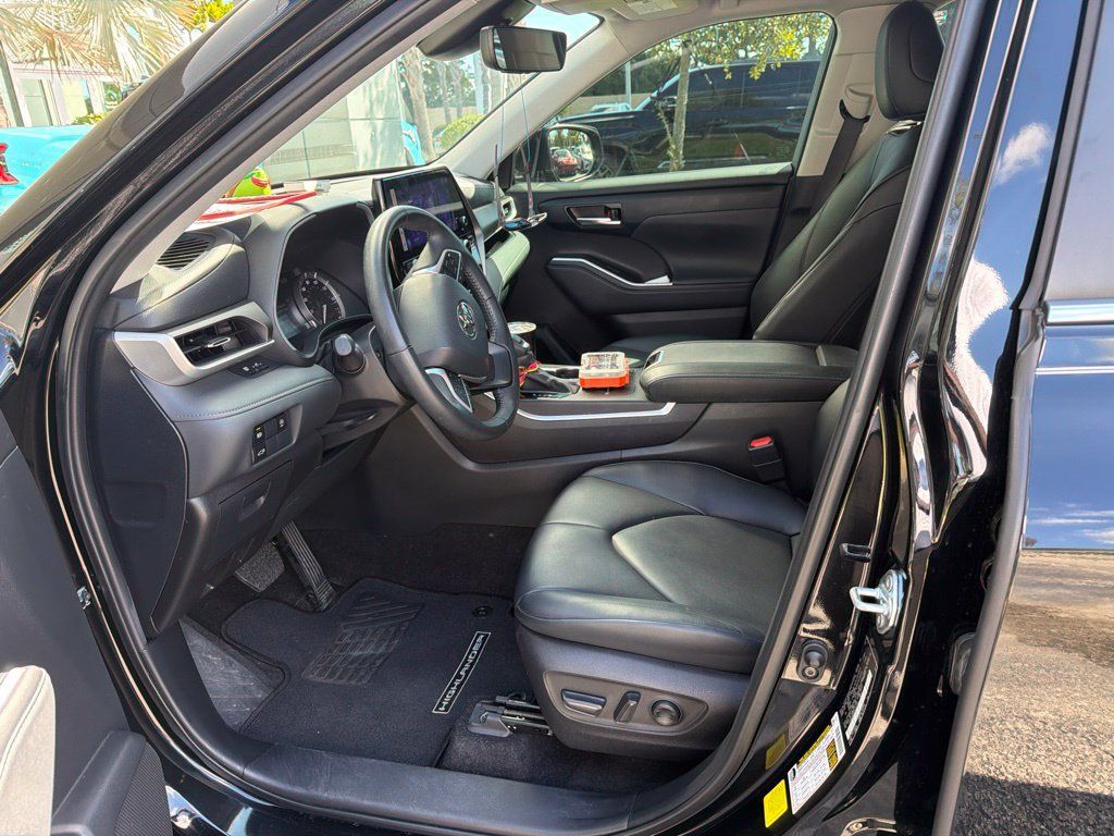 Used 2024 Toyota Highlander XLE FWD image 5