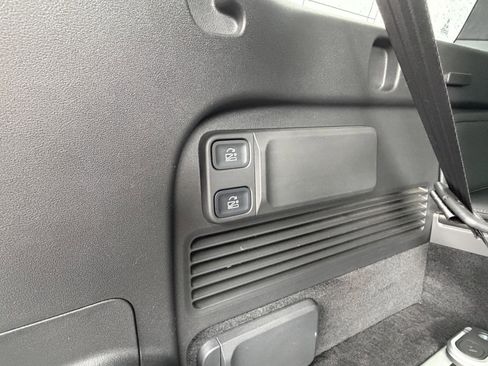 Used 2025 Rivian R1S Premium image 23