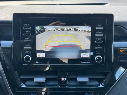 Used 2022 Toyota Camry SE w/ Cold Weather Package FWD image 18
