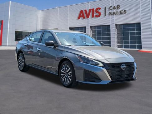 Used 2025 Nissan Altima 2.5 SV FWD image 3