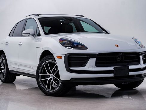 Certified 2025 Porsche Macan image 8