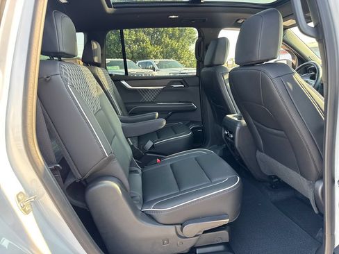 Used 2025 GMC Acadia Denali FWD image 12