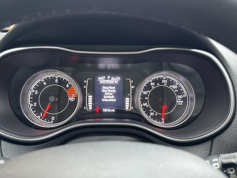 Used 2019 Jeep Cherokee Latitude Plus w/ Cold Weather Group AWD/4WD image 20