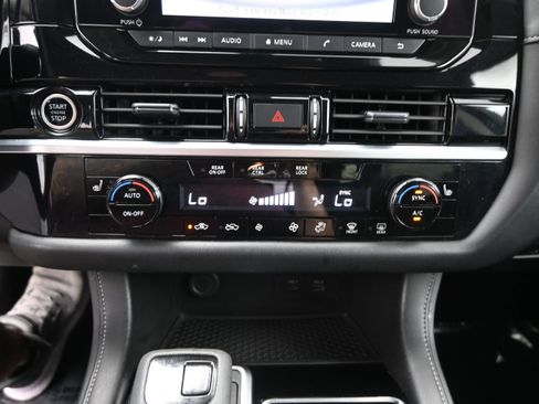 Used 2024 Nissan Pathfinder SV FWD image 17