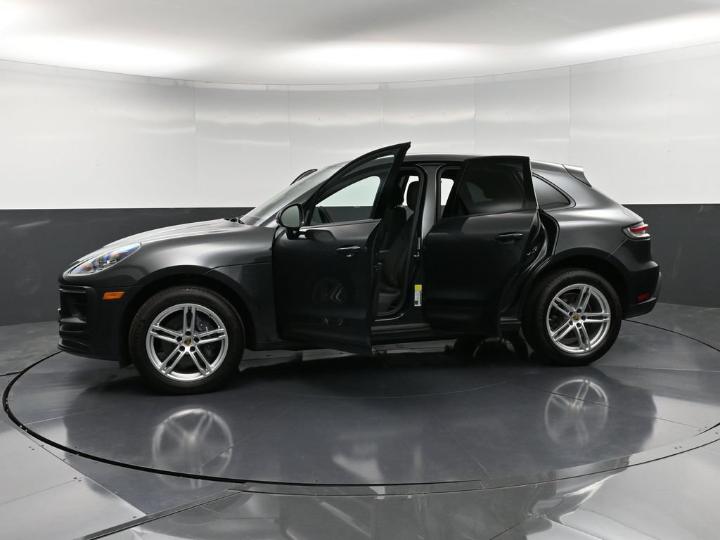 Certified 2025 Porsche Macan AWD/4WD image 37