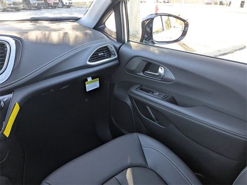 New 2026 Chrysler Pacifica Select image 17