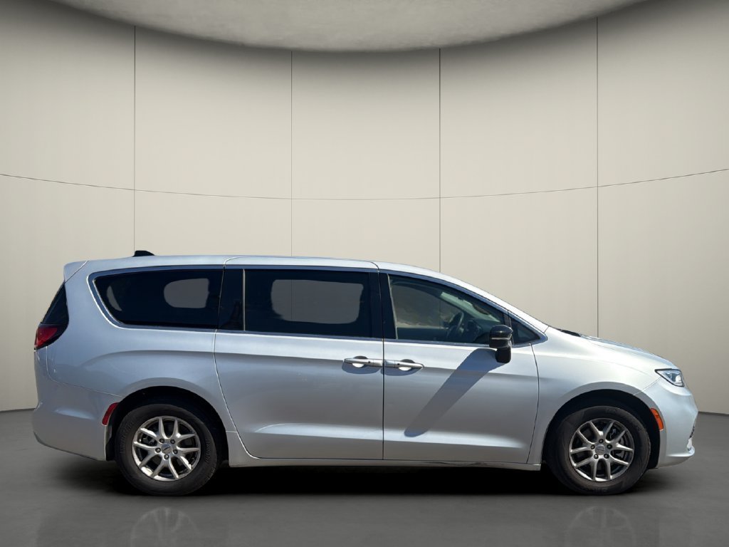 Used 2024 Chrysler Pacifica Touring-L FWD image 8