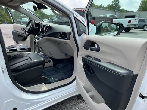 Used 2023 Chrysler Pacifica Touring-L FWD image 31