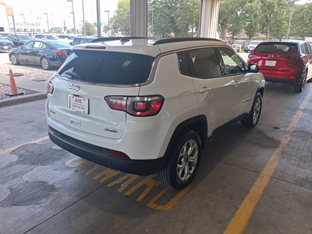 Used 2025 Jeep Compass Latitude w/ Sun & Sound Group AWD/4WD image 7