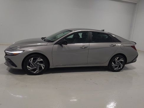 Used 2025 Hyundai Elantra Sport FWD image 2