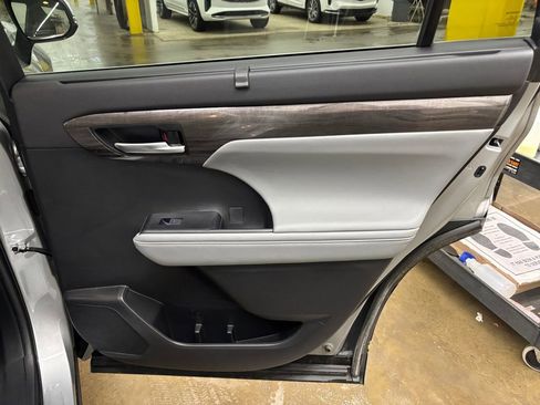 Used 2023 Toyota Highlander Platinum image 19