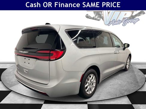 Used 2023 Chrysler Pacifica Touring-L FWD image 7