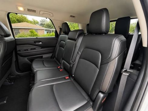 Used 2024 Nissan Pathfinder SL FWD image 30