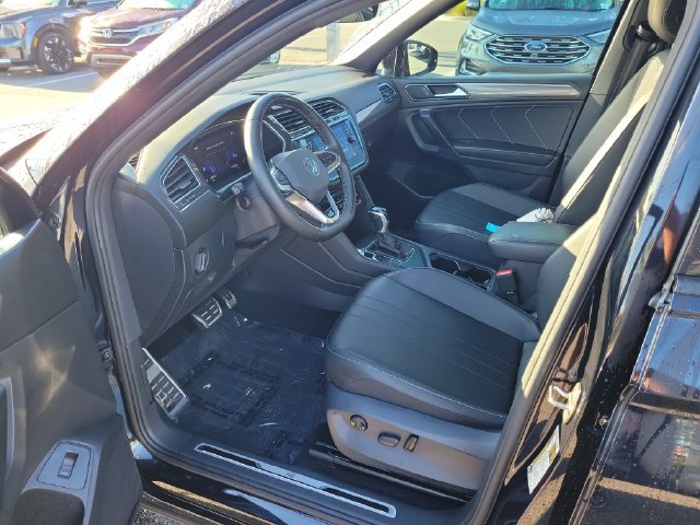 Certified 2023 Volkswagen Tiguan SE R-Line FWD image 17