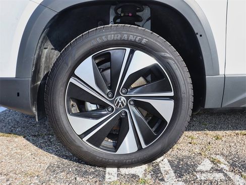 New 2025 Volkswagen Taos SE image 9