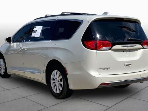 Used 2017 Chrysler Pacifica Touring-L FWD image 10
