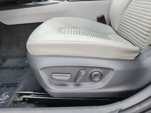 Used 2021 Toyota Camry SE FWD image 21