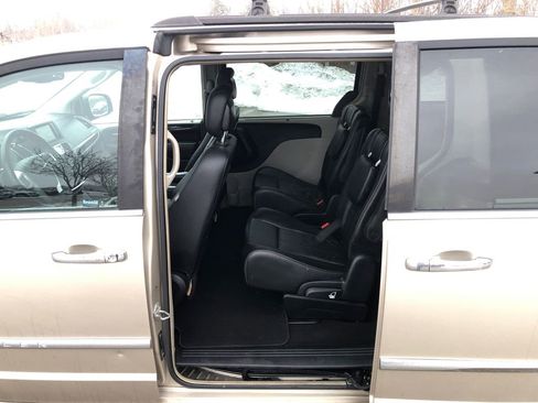 Used 2016 Chrysler Town & Country Touring-L image 20
