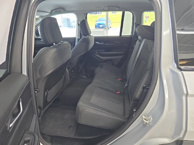 Used 2023 Jeep Grand Cherokee Laredo AWD/4WD image 10