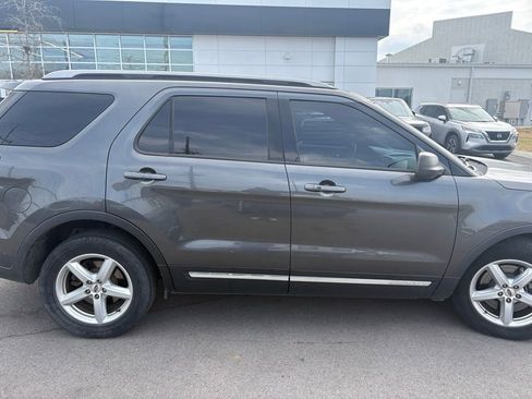Used 2019 Ford Explorer XLT image 5