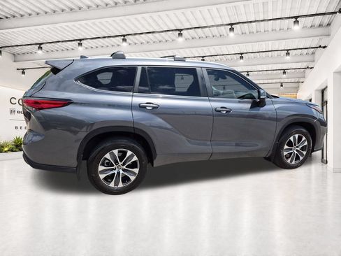 Used 2023 Toyota Highlander XLE AWD/4WD image 12