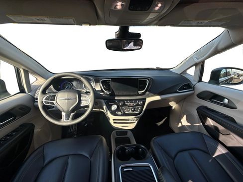 Used 2023 Chrysler Pacifica Touring-L FWD image 11