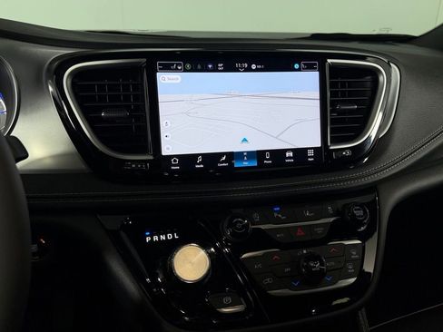 Certified 2026 Chrysler Pacifica Limited FWD image 17