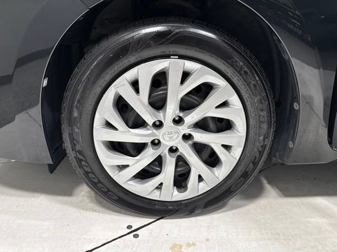 Used 2017 Toyota Corolla LE w/ Carpet Mat Package (TMS) FWD image 4