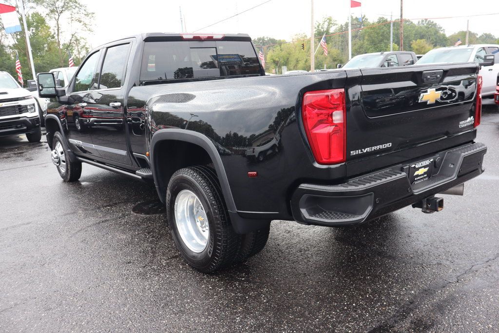 Used 2025 Chevrolet Silverado 3500 High Country w/ High Country Premium Package AWD/4WD image 3