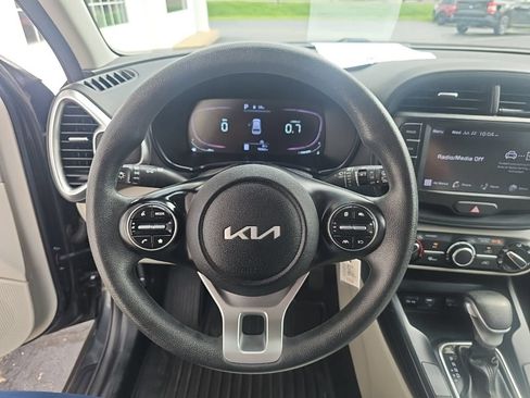 Used 2023 Kia Soul LX w/ LX Technology Package FWD image 13