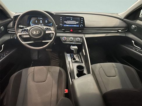 Certified 2025 Hyundai Elantra SE image 17