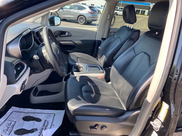 Used 2024 Chrysler Pacifica Touring-L FWD image 14
