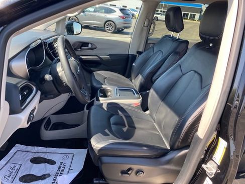 Used 2024 Chrysler Pacifica Touring-L FWD image 14