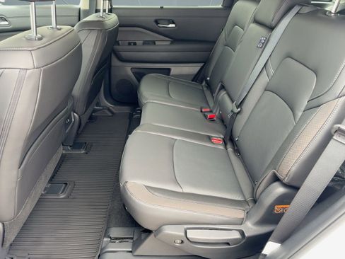 New 2025 Nissan Pathfinder SL w/ Black Appearance Package image 15