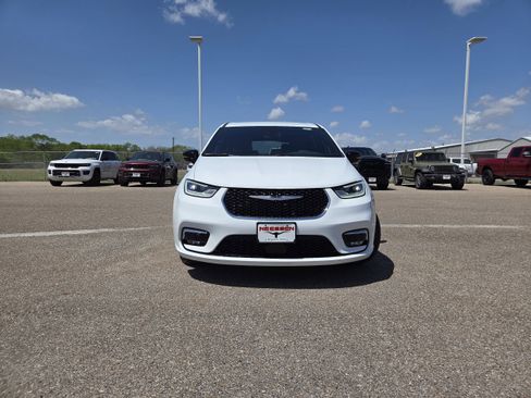 New 2026 Chrysler Pacifica Select image 2