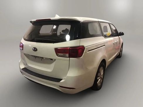 Used 2016 Kia Sedona L image 2
