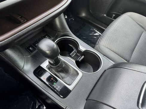 Used 2017 Toyota Highlander LE image 16