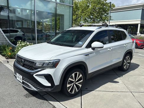 Used 2023 Volkswagen Taos SE image 1