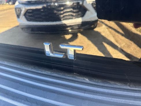 Used 2024 Chevrolet Suburban LT image 4