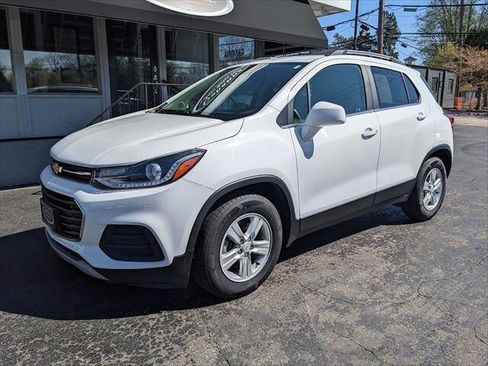 Used 2020 Chevrolet Trax LT w/ LT Convenience Package FWD image 1