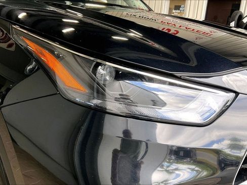 Used 2025 Toyota Highlander LE FWD image 26