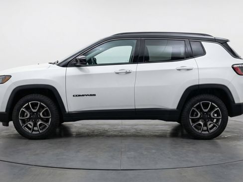 Used 2025 Jeep Compass Trailhawk AWD/4WD image 5